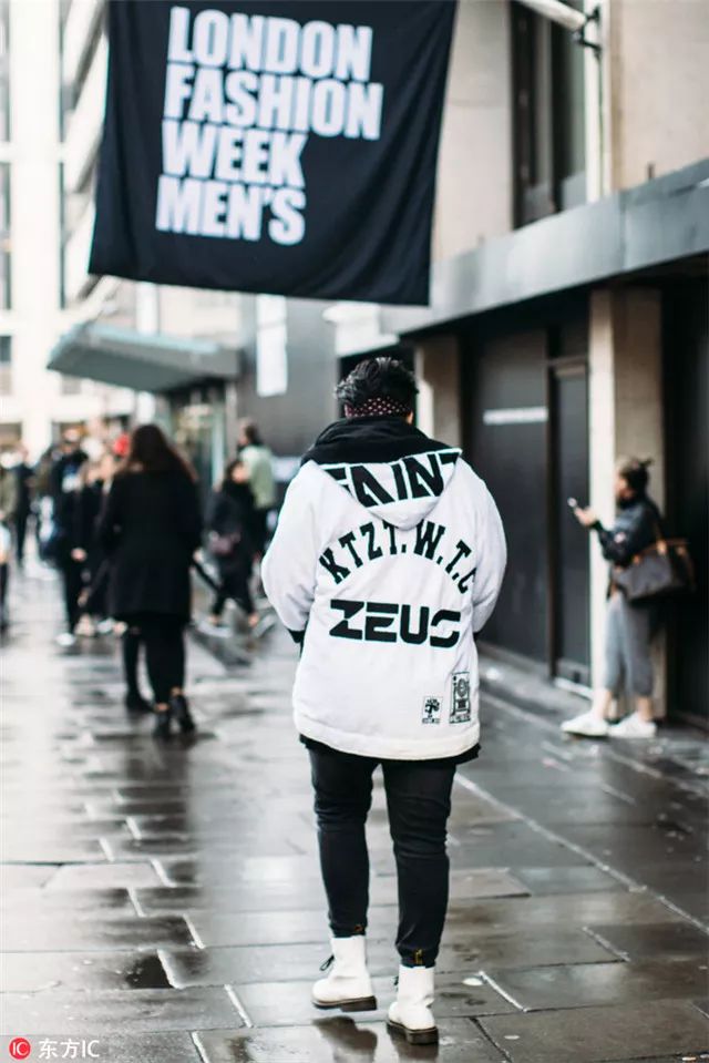 一穿就是35年的t恤,一穿就是30年的军服