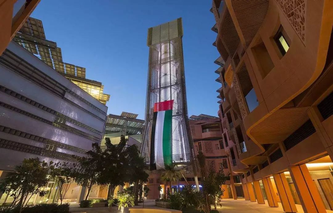 他是乔布斯最信赖的人，拿建筑界奥斯卡奖，过鸡汤式榜样生活！