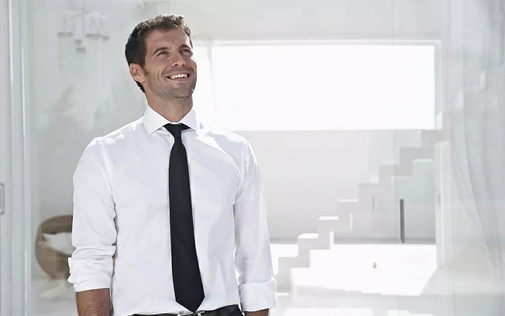 男士穿衬衫帅不帅,年轻男人穿什么正装衬衫