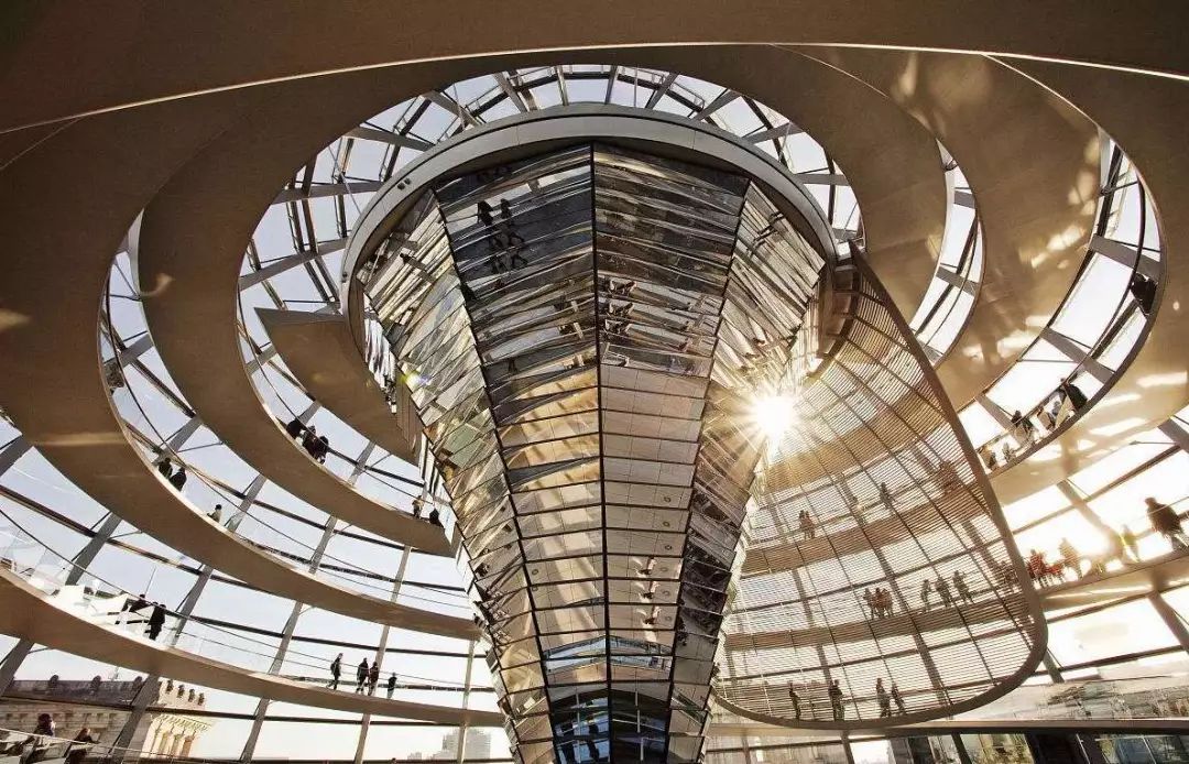 他是乔布斯最信赖的人，拿建筑界奥斯卡奖，过鸡汤式榜样生活！