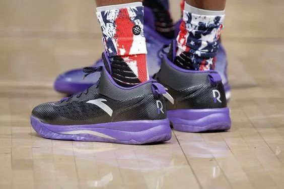 宁愿买超A的Yeezy假装高贵,也不穿国潮被人叫做土锤?!