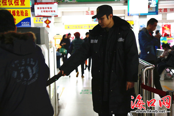 筑起春运安全防护线违禁物品难逃海口车站安检员法眼