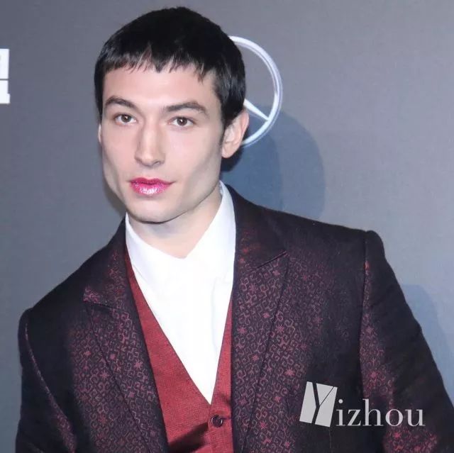 日日这口红也太美了吧！年会我也要这么涂