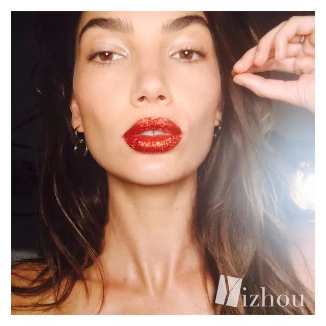 日日这口红也太美了吧！年会我也要这么涂