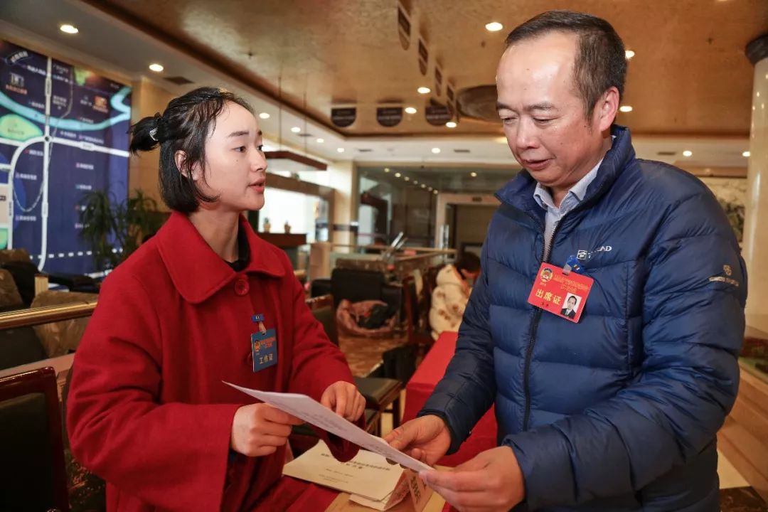 市政协委员们报到两会,肩负使命赴盛会市政协委员报到