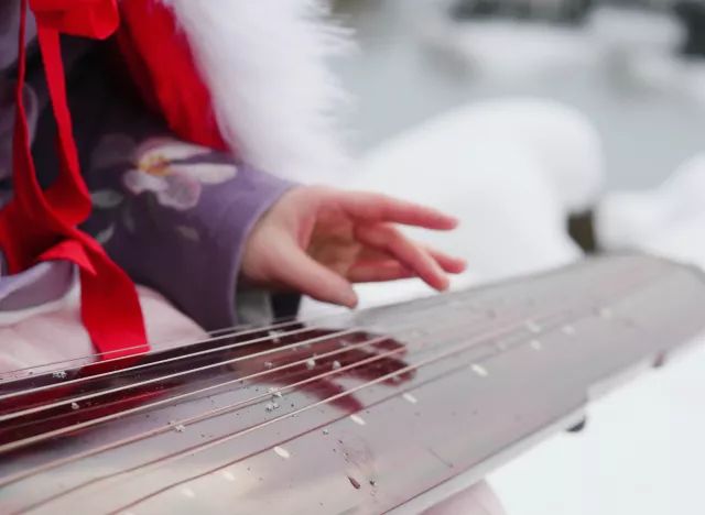 雪中抚琴琴写意,氿边听风风传心