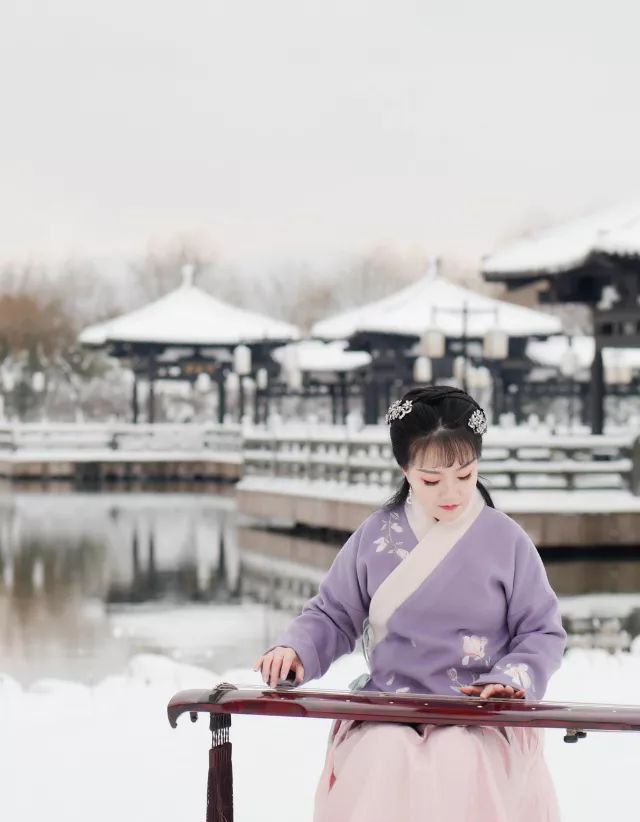 雪中抚琴琴写意,氿边听风风传心