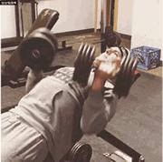 上斜哑铃卧推肌肉变化动态图,哑铃卧推的正确方法和姿势