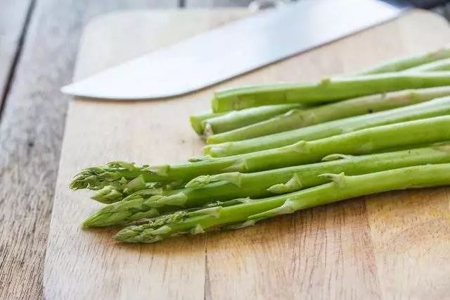 芦笋长得又小又细怎么回事,芦笋长得很细很短什么原因