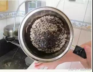 锅具烧焦烧糊了怎么办?简单两步让锅具干净如初!速速围观!