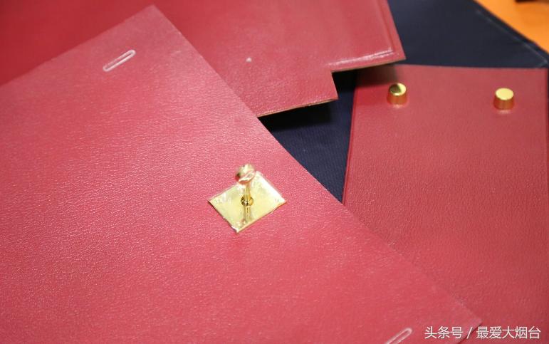 男子给老婆500个爱马仕,男子自制奢侈品送老婆