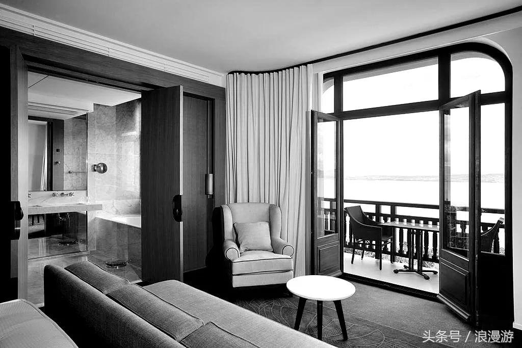 下雪天，在法国依云小镇的户外温泉泡汤，泡的全是依云水