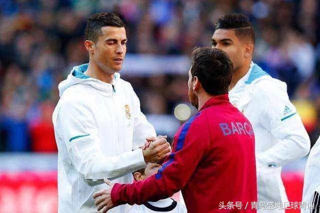 足球场上的绿牌,足球蓝牌和绿牌