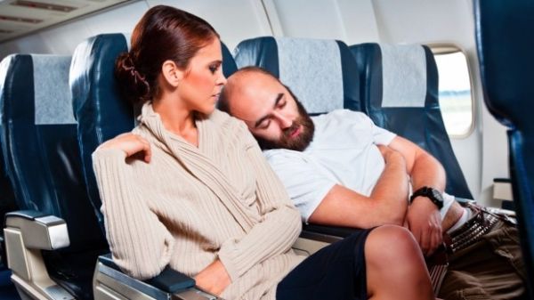 飞机上面剪指甲,飞机上的空姐最讨厌哪些旅客呢