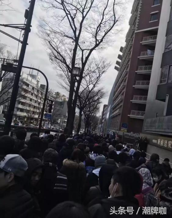 LevisxAirJordan联名销售火爆导致秩序失控电视台都来取材