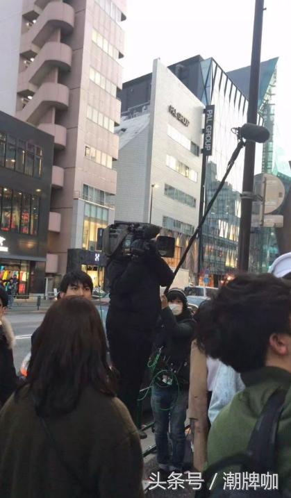 LevisxAirJordan联名销售火爆导致秩序失控电视台都来取材