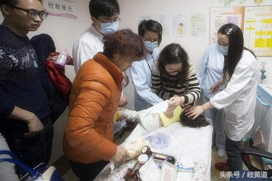 儿童把异物弄鼻孔了怎么办,家长怎么发现孩子把异物塞鼻孔