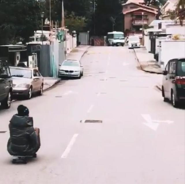 张柏芝带儿子玩滑板车,张柏芝玩滑板车上节目