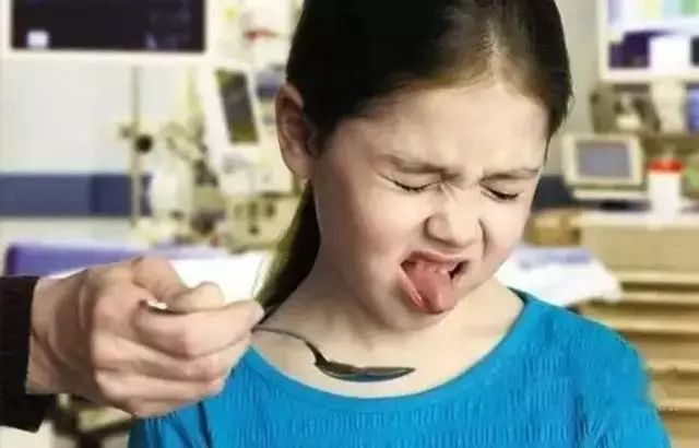 家长给孩子强制喂药,给孩子喂药的6个误区