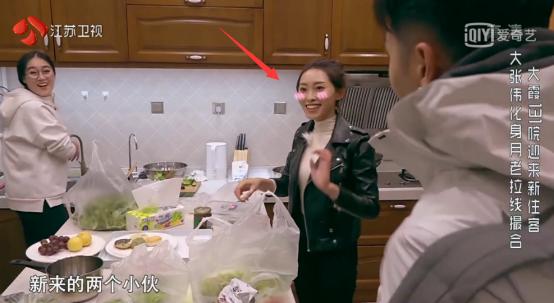 《三个院子》女素人犯花痴，不顾朋友受伤还在与男性聊天！