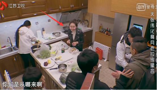 《三个院子》女素人犯花痴，不顾朋友受伤还在与男性聊天！