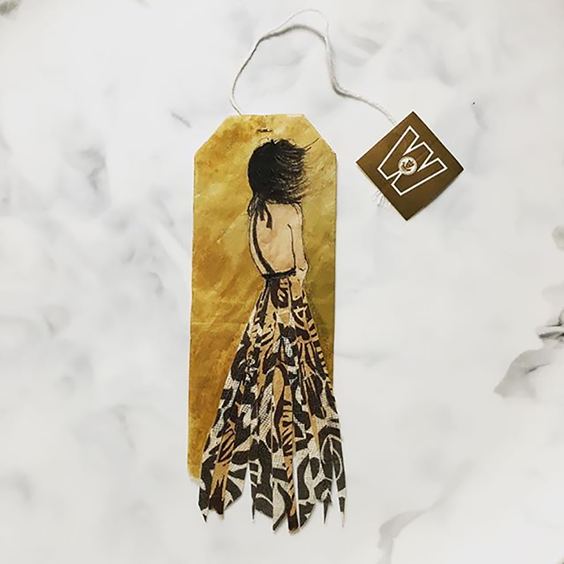 在红宝石银色的“茶包”上出现伦勃朗手持自拍杆