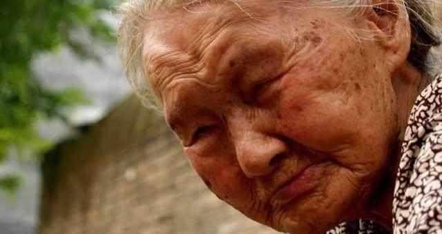 宝宝眼睛肿大失明,女宝宝眼睛为什么会肿