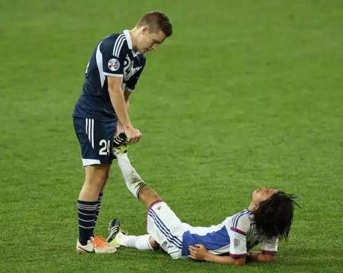 踢足球和打篮球哪个消耗多,踢足球和打篮球哪个耗费的体力大