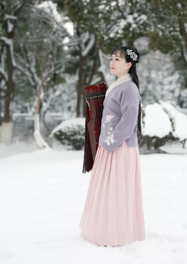 雪中抚琴琴写意,氿边听风风传心