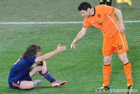 足球场上的绿牌,足球蓝牌和绿牌