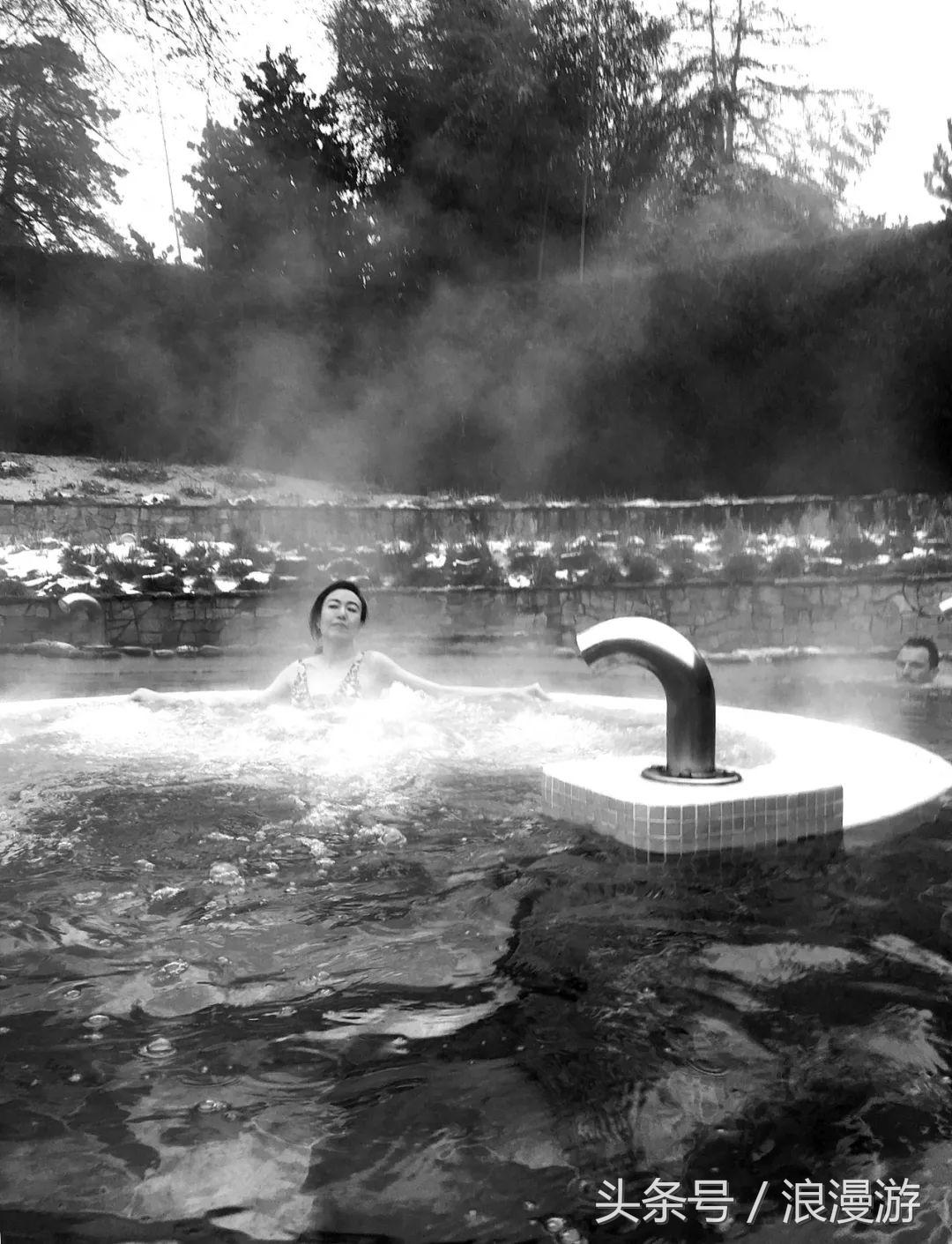 下雪天，在法国依云小镇的户外温泉泡汤，泡的全是依云水
