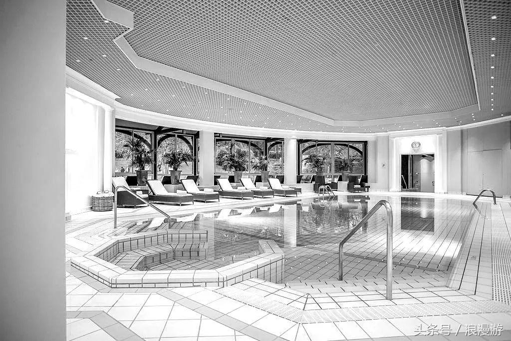 下雪天，在法国依云小镇的户外温泉泡汤，泡的全是依云水