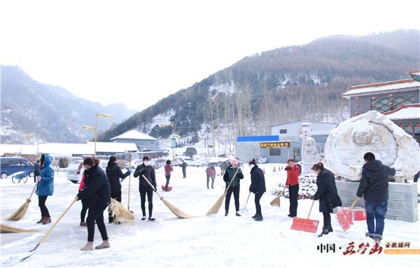 金都山庄：凌冽风中清积雪，地冻天冷情却暖