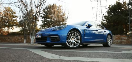 23款panamera4s行政加长版街拍,试驾保时捷panamera4行政加长版