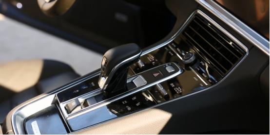 23款panamera4s行政加长版街拍,试驾保时捷panamera4行政加长版