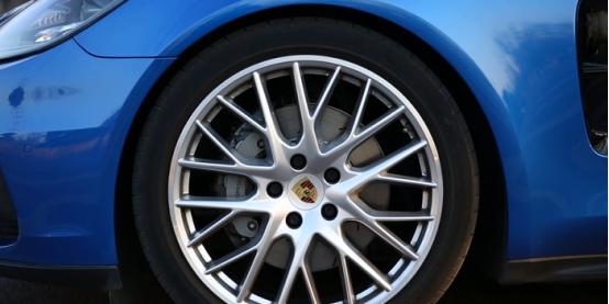 23款panamera4s行政加长版街拍,试驾保时捷panamera4行政加长版