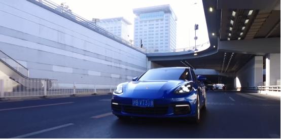 23款panamera4s行政加长版街拍,试驾保时捷panamera4行政加长版