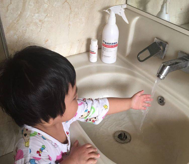男童误喝84消毒液,小孩误喝消毒液被送医
