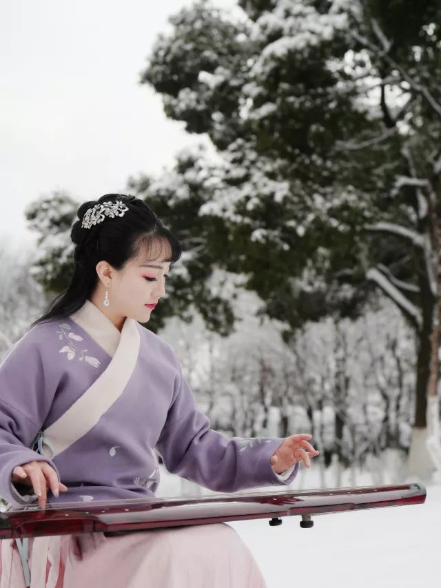 雪中抚琴琴写意,氿边听风风传心