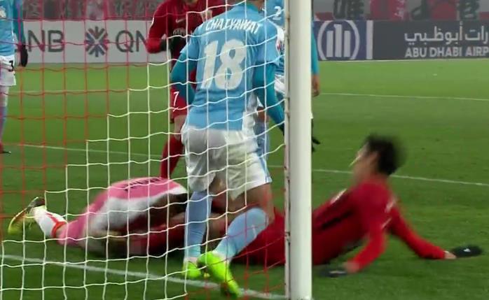 于海亮鞋钉飞铲染黄,胡尔克致歉+向裁判求情,这才是真队长