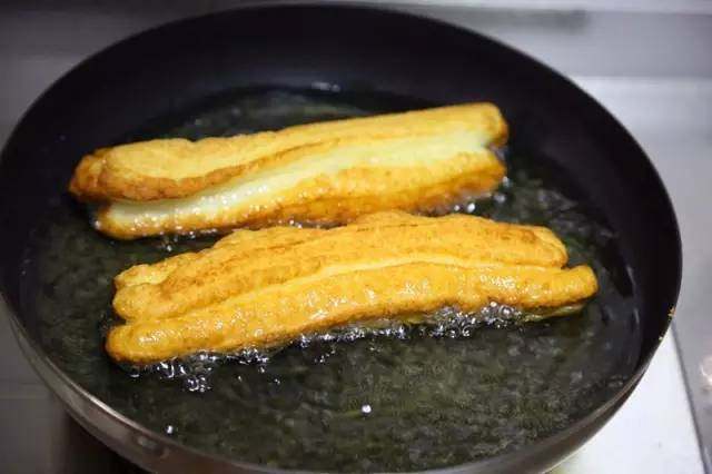 早餐别吃油条了教你一个懒人做法,早餐吃什么无矾小油条