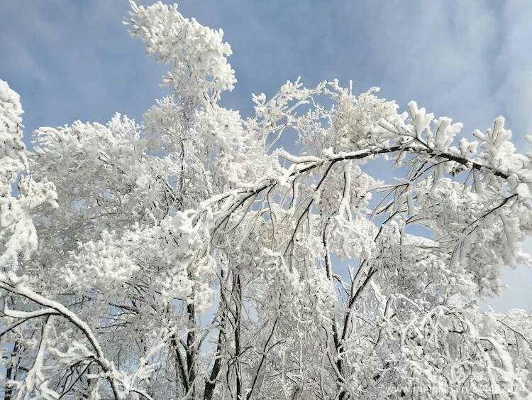 天池长白山雪岭,雨天天池山