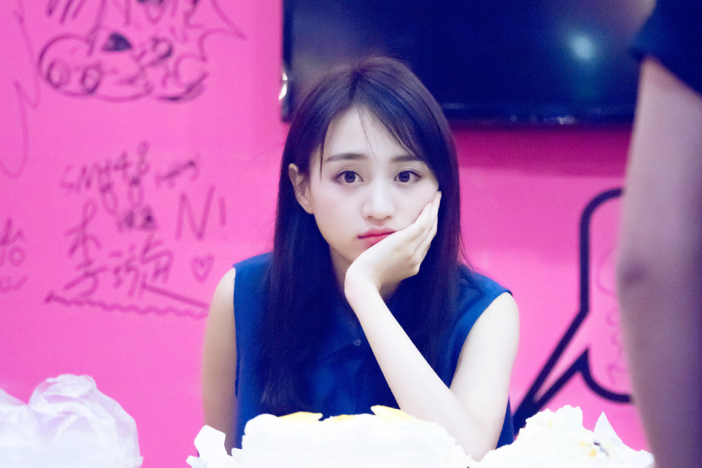 游戏废柴，用自己照片当屏保，可黄婷婷这个自恋girl只给*服私**6分