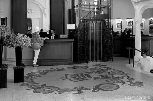 下雪天，在法国依云小镇的户外温泉泡汤，泡的全是依云水