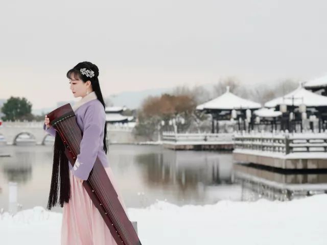 雪中抚琴琴写意,氿边听风风传心