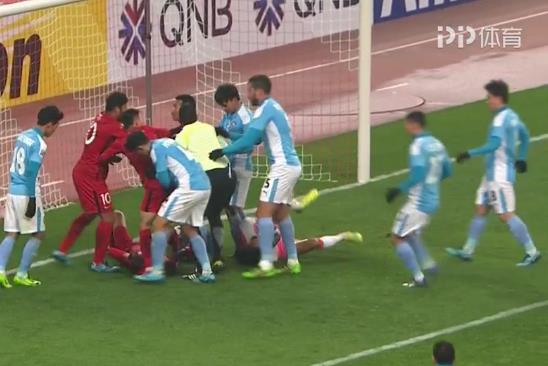 于海亮鞋钉飞铲染黄,胡尔克致歉+向裁判求情,这才是真队长