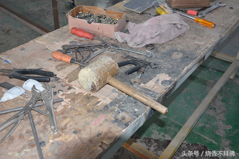 大公司走出来的随州手艺人,红岩金刚杰狮驾驶室一小时装一台