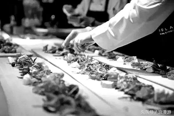 下雪天，在法国依云小镇的户外温泉泡汤，泡的全是依云水