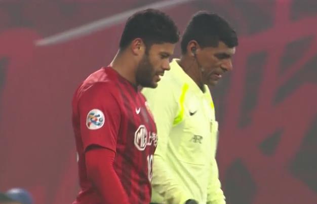 于海亮鞋钉飞铲染黄,胡尔克致歉+向裁判求情,这才是真队长