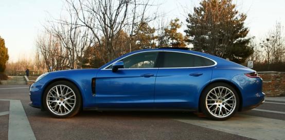 23款panamera4s行政加长版街拍,试驾保时捷panamera4行政加长版
